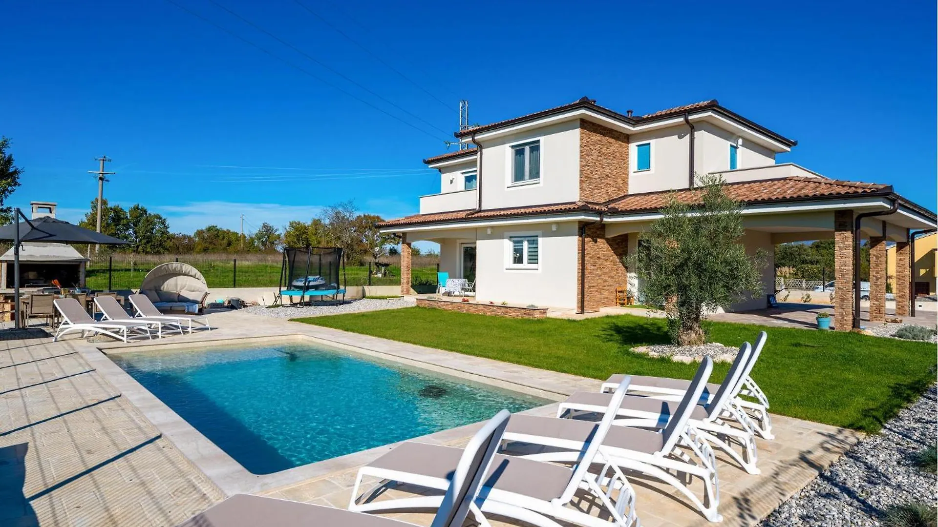 4 Bedroom Stunning Home In Nedescina location